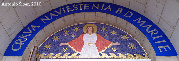 mozaik na ulazu u crkvu