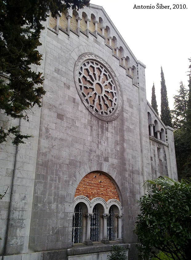 pogled na crkvu sa strane