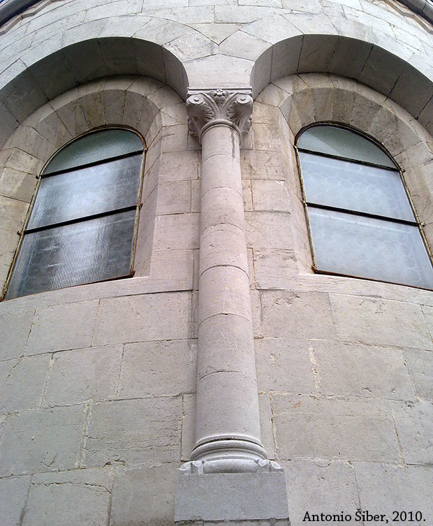 prozori crkve i stup