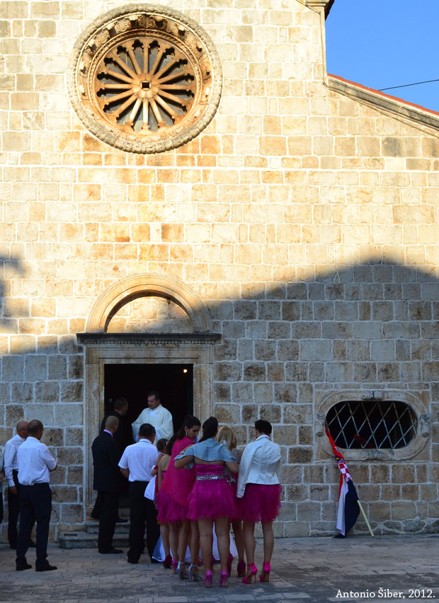 svadba ispred crkva Svih Svetih, Blato, Korčula, djeveruše