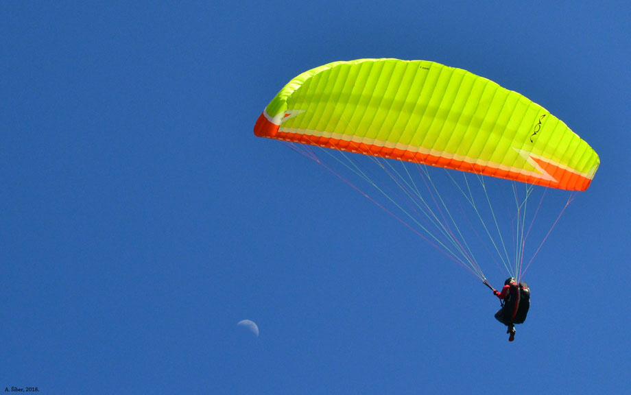 Paraglajder. Žuto. Mjesec.