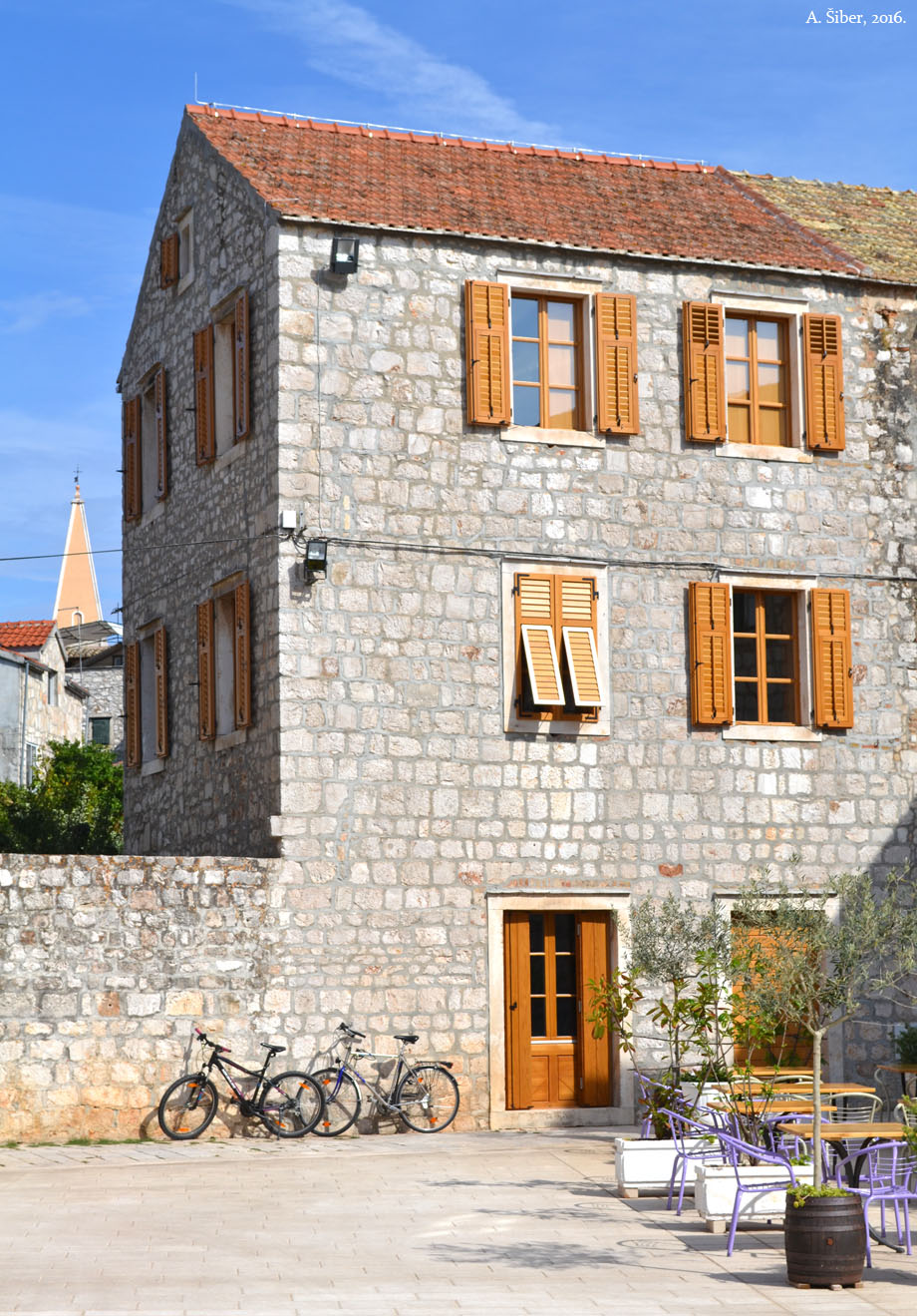 Stari Grad, riva