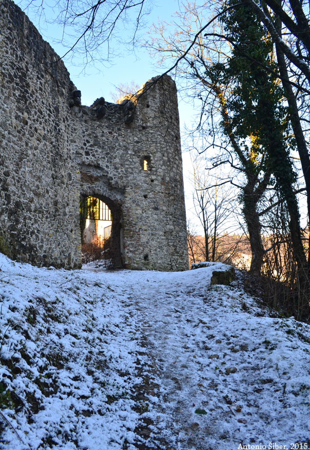 Stari grad Samobor, ulaz