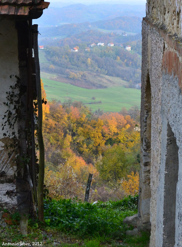 Pogled između kuća u Vinagori